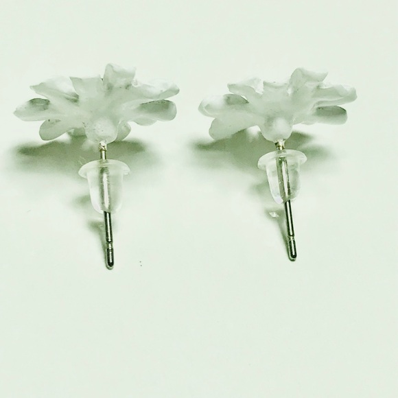 ⭐️HOST PICK⭐️ 18KT GOLD-PLATED Daisy Stud Earrings - Picture 4 of 12